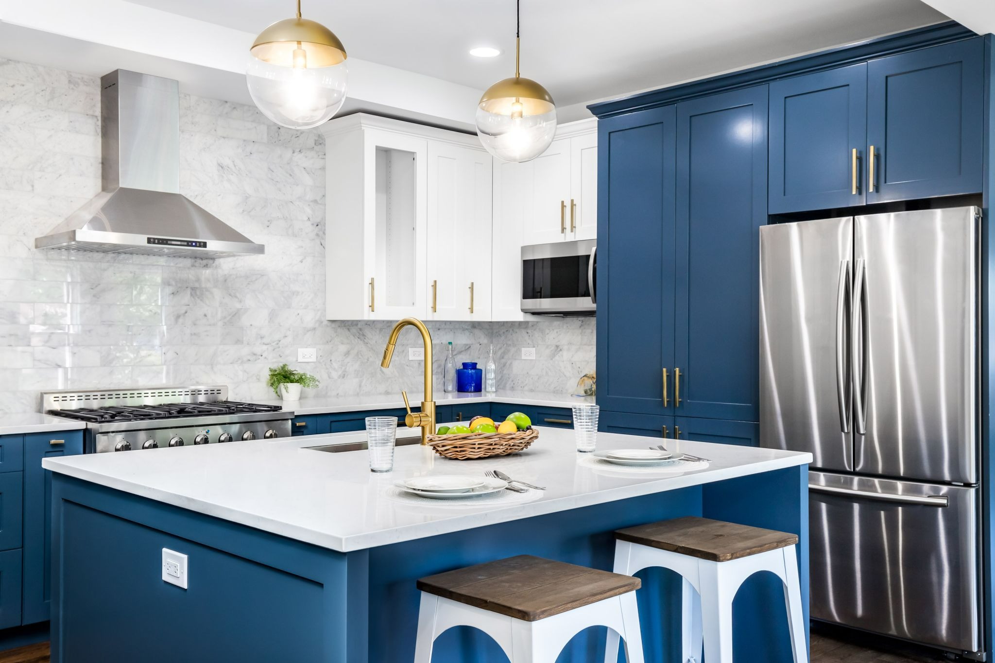 kitchen-size-two-toned-cabinets